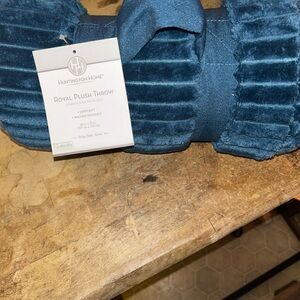 Huntington Home Plush Accent Throw - Teal Blue